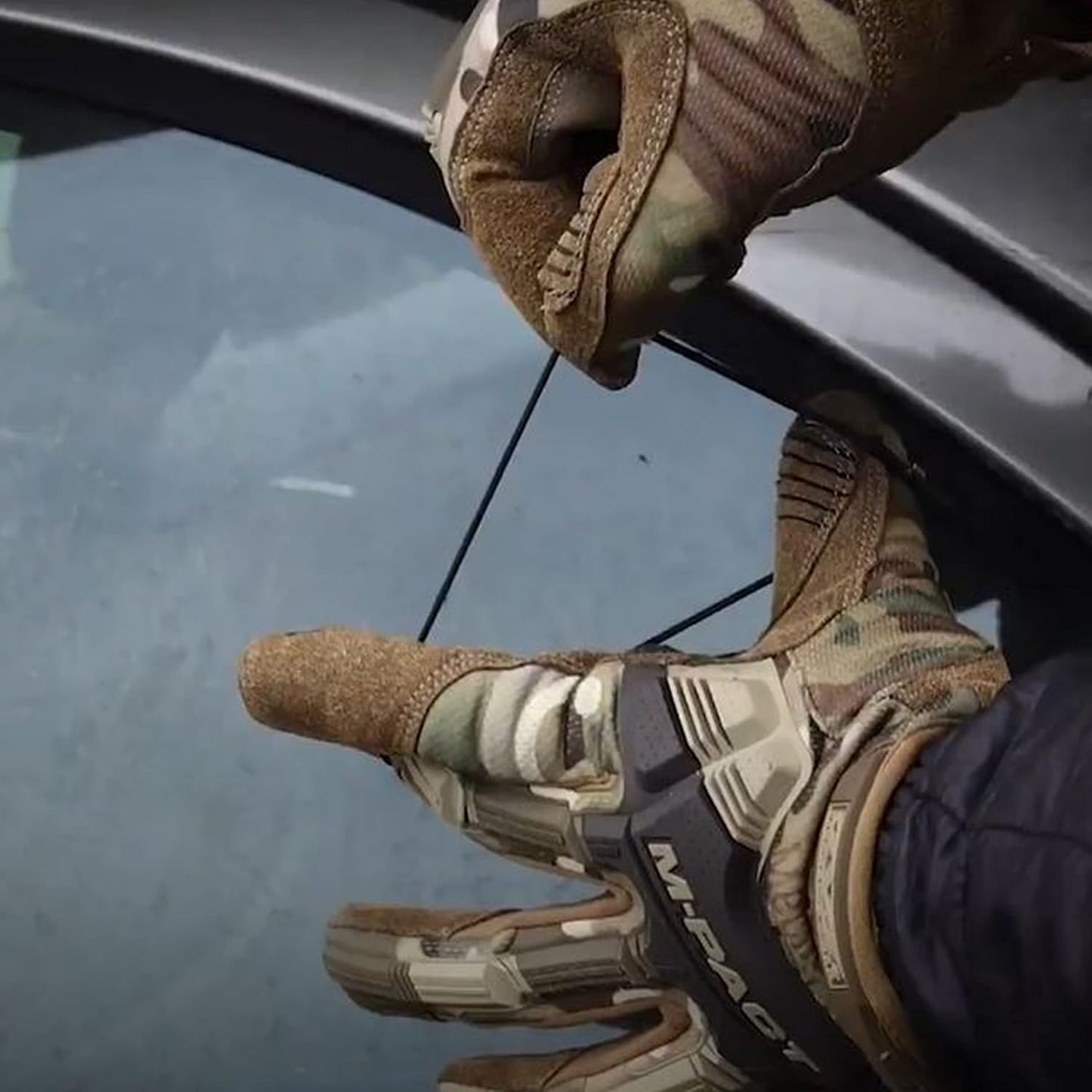 🛡️Wristband car window breaker escape tool